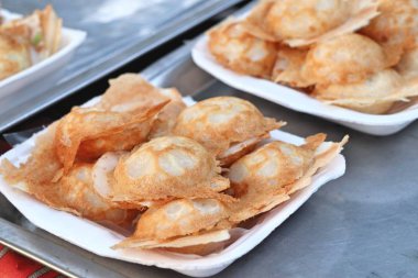 Hindistan cevizi sütü karıştırın şeker ve un