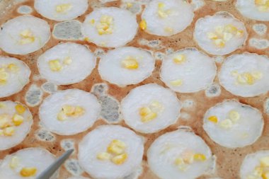 Hindistan cevizi sütü karıştırın şeker ve un