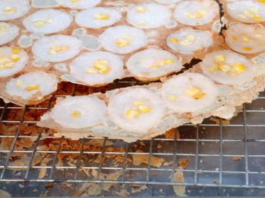 Hindistan cevizi sütü karıştırın şeker ve un