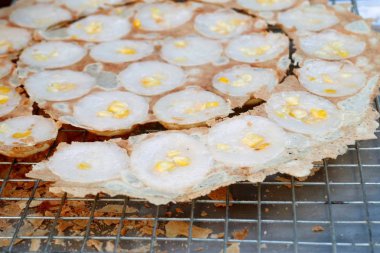 Hindistan cevizi sütü karıştırın şeker ve un