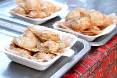 Hindistan cevizi sütü karıştırın şeker ve un