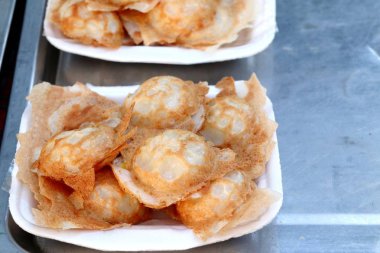 Hindistan cevizi sütü karıştırın şeker ve un