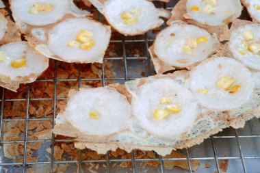 Hindistan cevizi sütü karıştırın şeker ve un