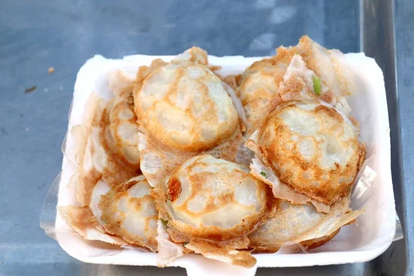 Hindistan cevizi sütü karıştırın şeker ve un