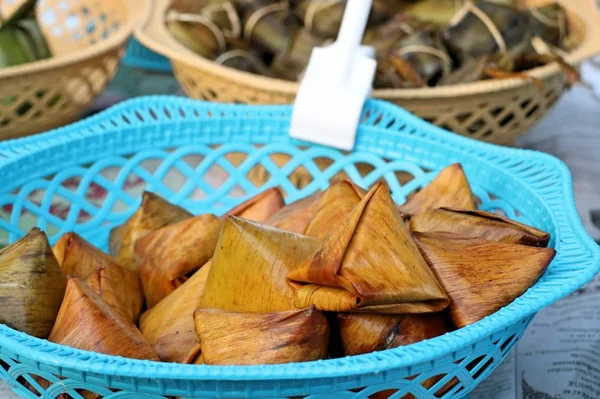 Adonan dibungkus dalam daun pisang — Stok Foto