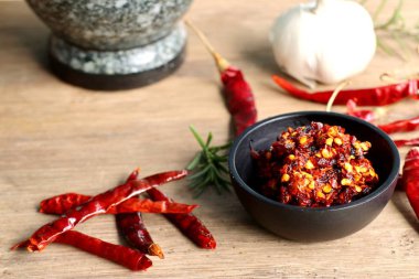 biber salça sarımsak ile