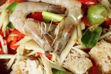 Karides ile karışık salata papaya