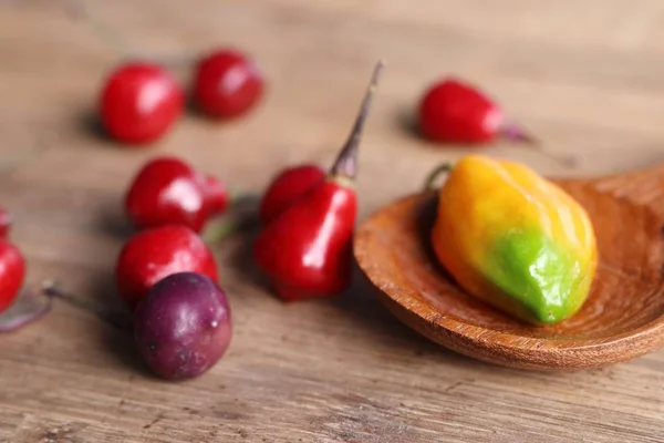 Würzige rote Chilischoten — Stockfoto