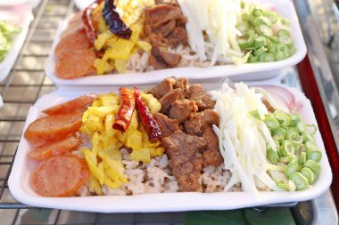 Kızarmış karidesli pilav yapıştırın