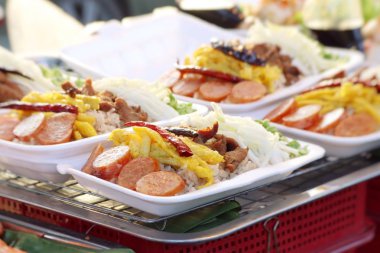 Kızarmış karidesli pilav yapıştırın