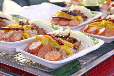 Kızarmış karidesli pilav yapıştırın