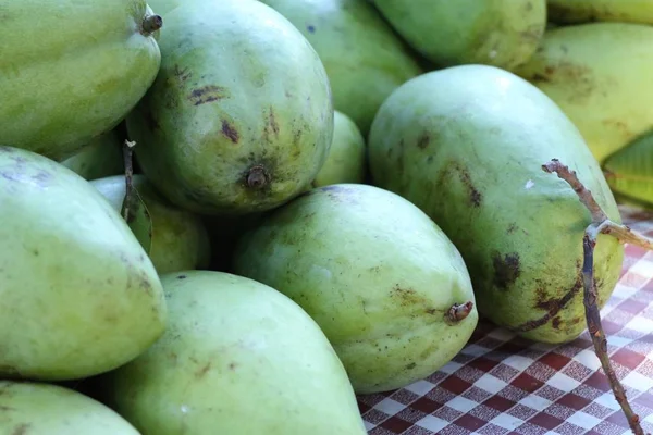 Mango op straat eten — Stockfoto