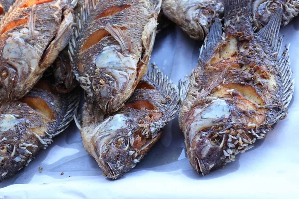 Smažené ryby v pouliční stánky s jídlem — Stock fotografie