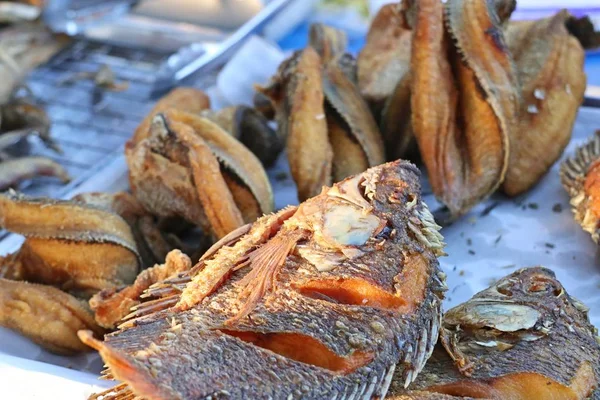 Pescado frito en la comida callejera — Foto de Stock
