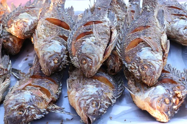 Pescado frito en la comida callejera — Foto de Stock