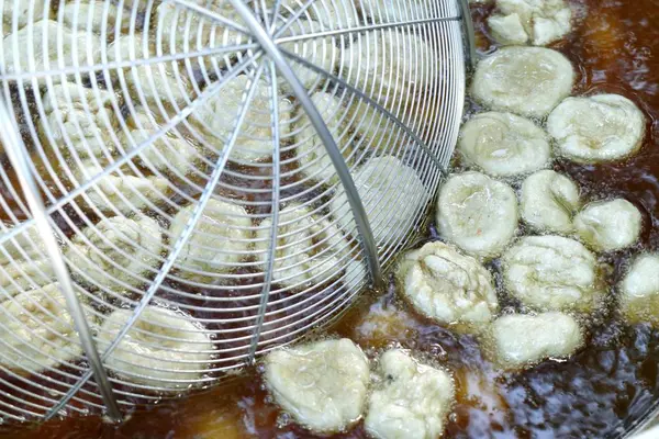 Gebakken gehaktballetjes op straat eten — Stockfoto