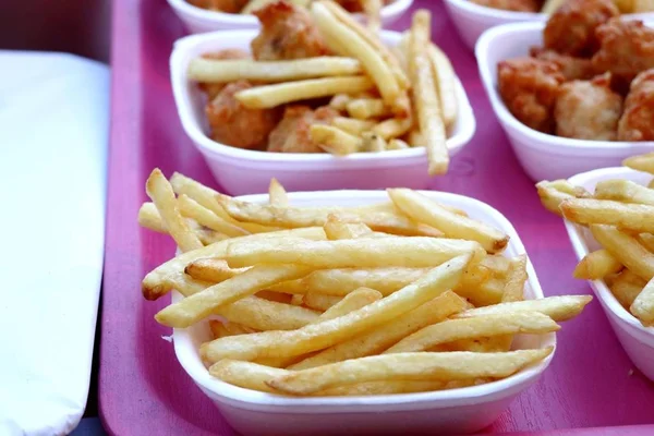 Batatas fritas e pepitas em comida de rua — Fotografia de Stock