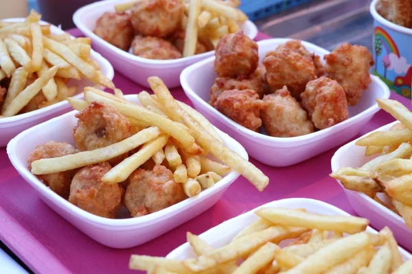 Batatas fritas e pepitas em comida de rua — Fotografia de Stock