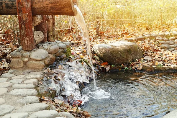 L'eau est gelée en hiver — Photo