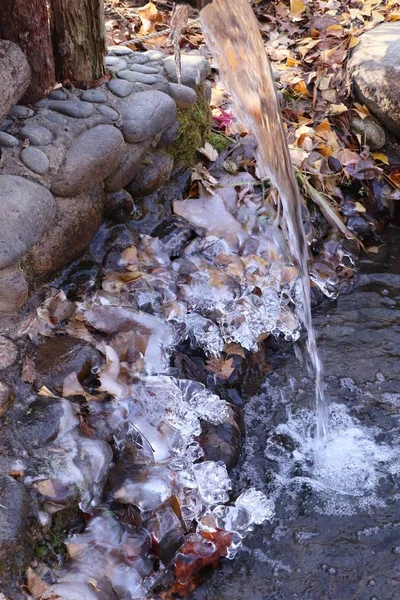 Vatten är frusen på vintern — Stockfoto