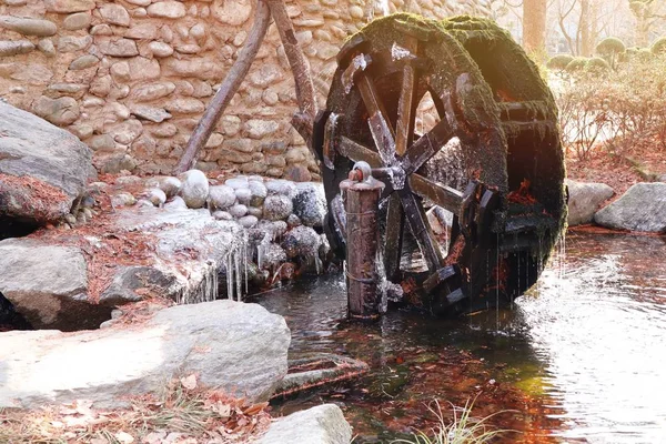 Water is bevroren in de winter — Stockfoto