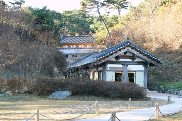 Kore geleneksel mimari çatı — Stok fotoğraf