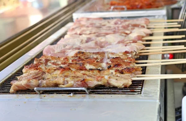 Comida de rua coreana de frango grelhador — Fotografia de Stock