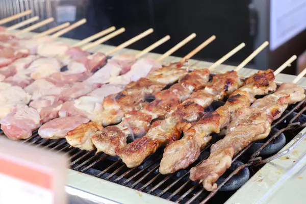 Comida de rua coreana de frango grelhador — Fotografia de Stock