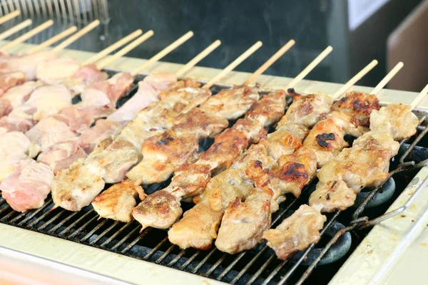 Comida callejera coreana de pollo a la parrilla — Foto de Stock