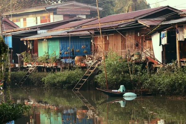 Tailândia casa ribeirinha tradicional — Fotografia de Stock