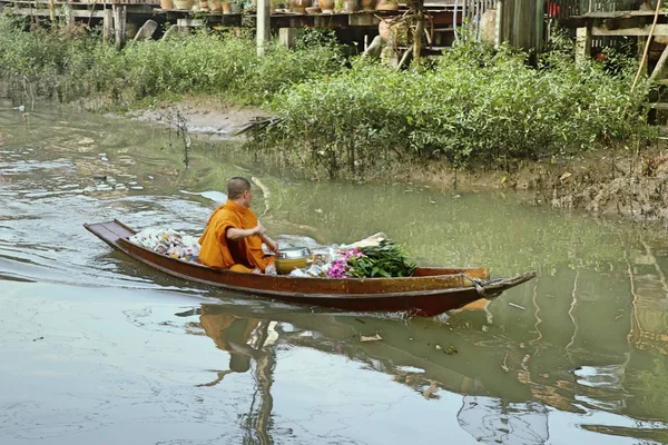 Kayığın içinde bulanık Budist rahip