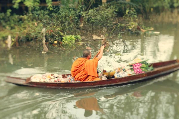 Suddig buddhistmunk i roddbåt — Stockfoto