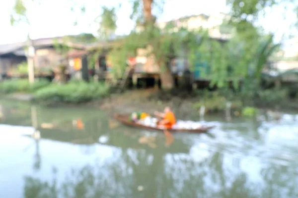 Buddhistischer Mönch im Ruderboot verschwommen — Stockfoto