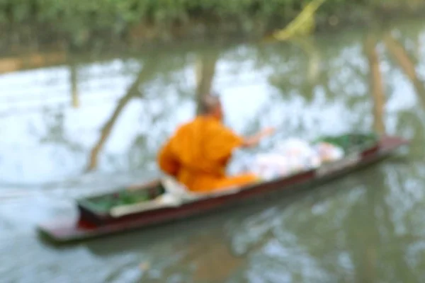 Monge budista desfocado em barco a remos — Fotografia de Stock