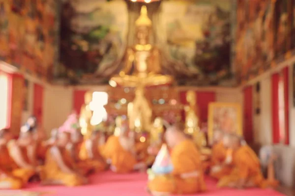 Verschwommener buddhistischer Mönch im Tempel — Stockfoto