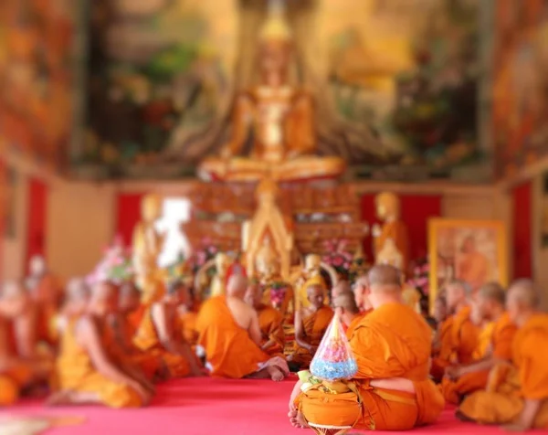 Wazig boeddhistische monnik in de tempel — Stockfoto