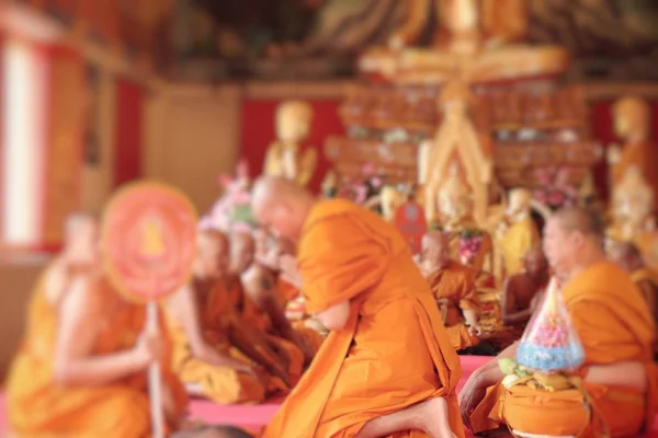 Monge budista desfocado no templo — Fotografia de Stock