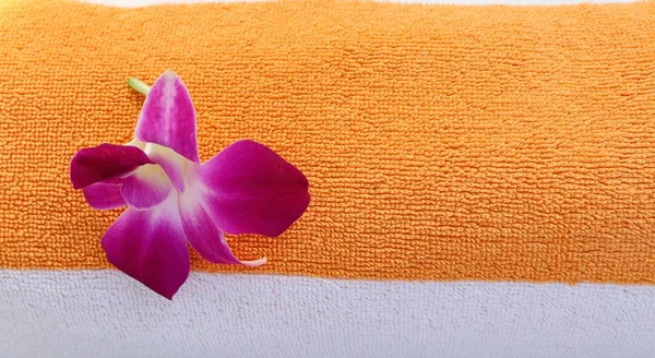 Orchideebloem op handdoek — Stockfoto