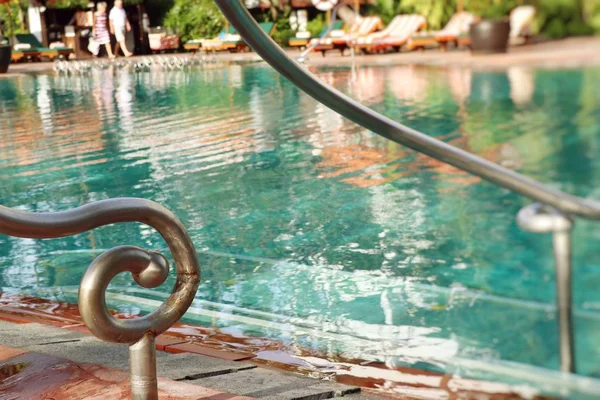 Piscina com cadeira — Fotografia de Stock