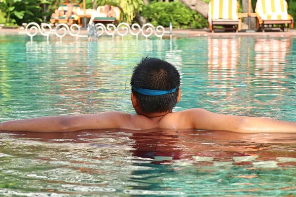 Junge schwimmt im Pool — Stockfoto