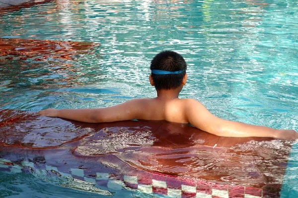 Αγόρι κολύμπι στην πισίνα — Φωτογραφία Αρχείου