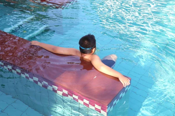 Menino nadando na piscina — Fotografia de Stock