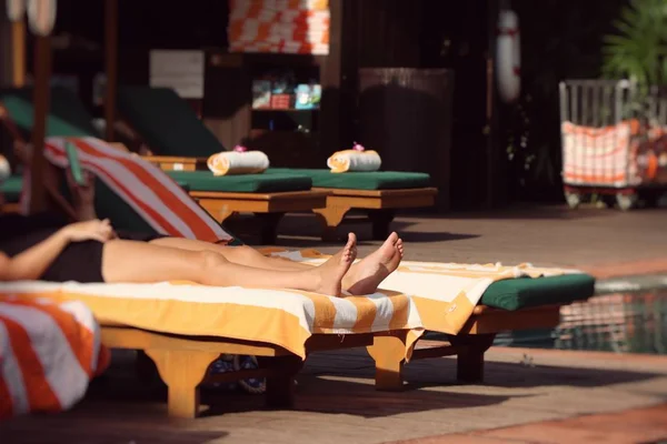 Hombre relajándose junto a la piscina —  Fotos de Stock