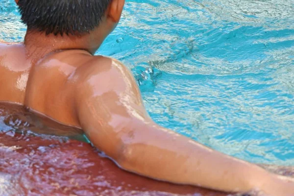 Jongen zwemmen in zwembad — Stockfoto