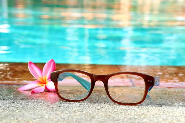 Óculos à beira da piscina — Fotografia de Stock
