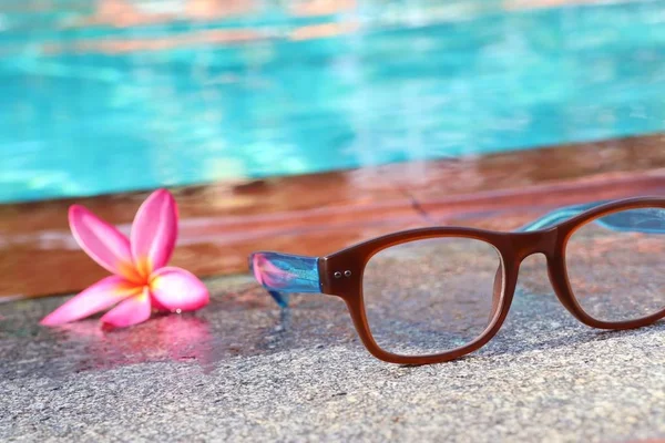 Óculos à beira da piscina — Fotografia de Stock