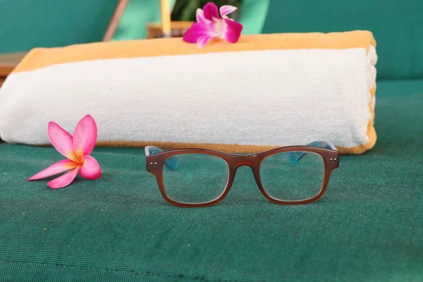 Óculos à beira da piscina — Fotografia de Stock