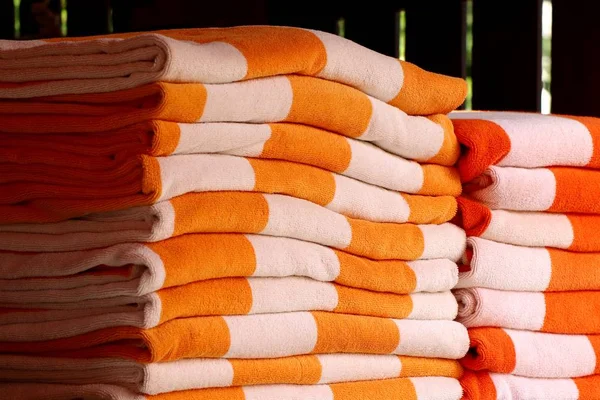 Pilha toalhas junto à piscina — Fotografia de Stock