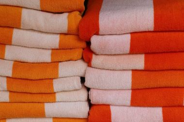 Havuzun yanında yığın havlu