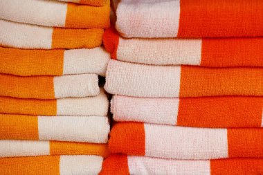 Havuzun yanında yığın havlu